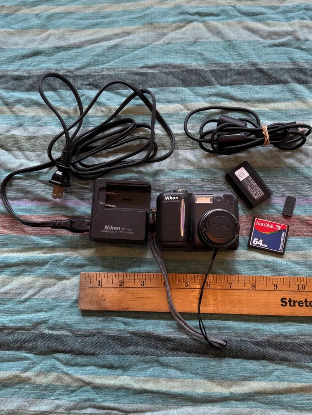 Nikon Coolpix E885 Vintage Y2K Point and Shoot Digital Camera